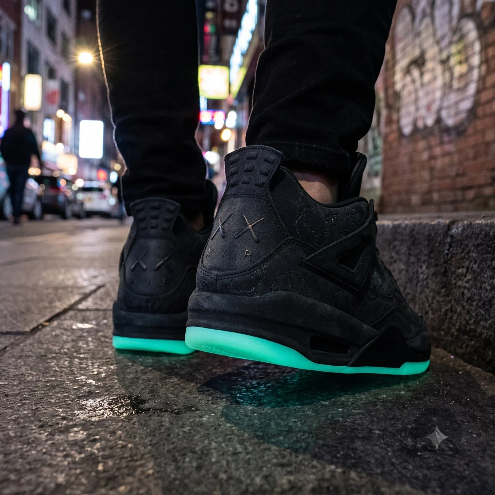 KAWS x Air Jordan 4 7 KAWS x Air Jordan 4